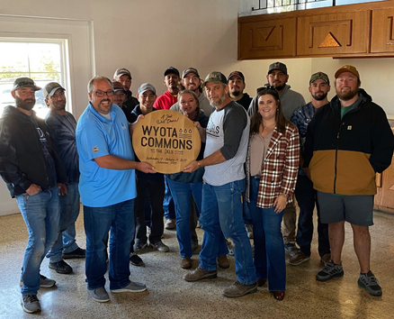 Image of Mayor presenting award.